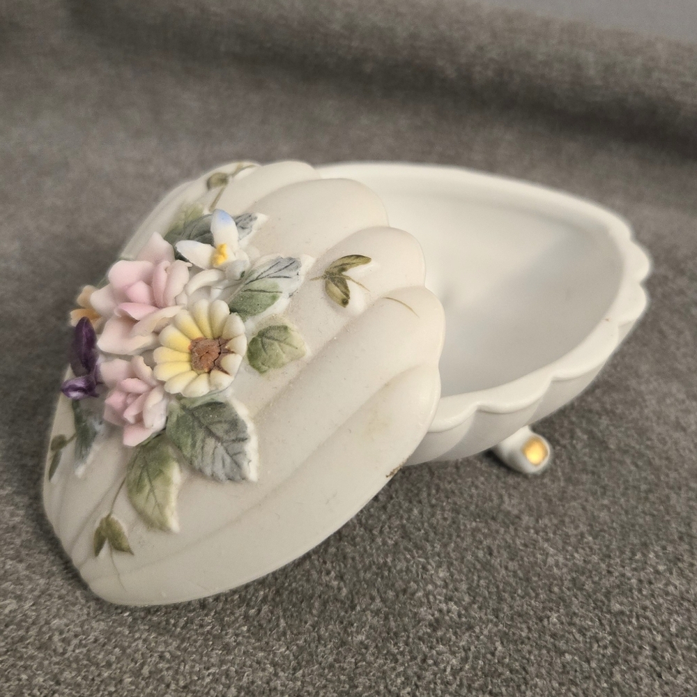 Vtg Lefton Clam Shell Trinket Box Footed Porcelain 3D Floral Vanity Dresser READ